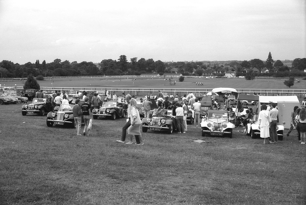 Sandown_Park_Racecourse,_mid_1980s